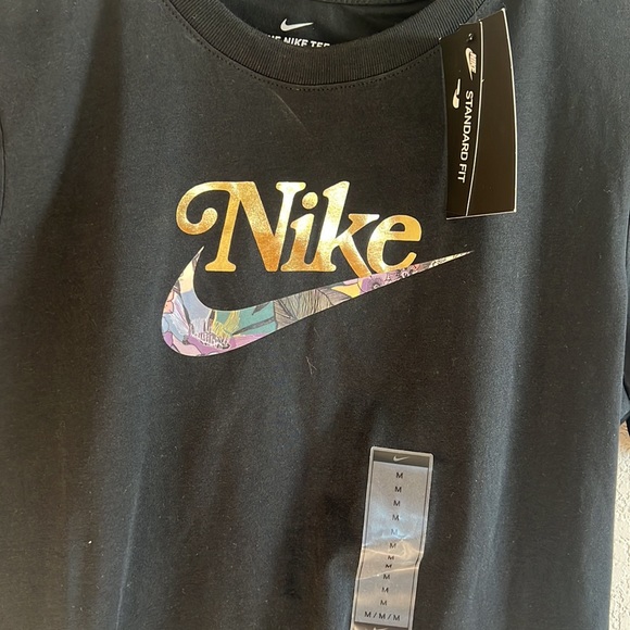 Nike tee logo Sportswear Metallic Graphic T-Shirt - Picture 3 of 5